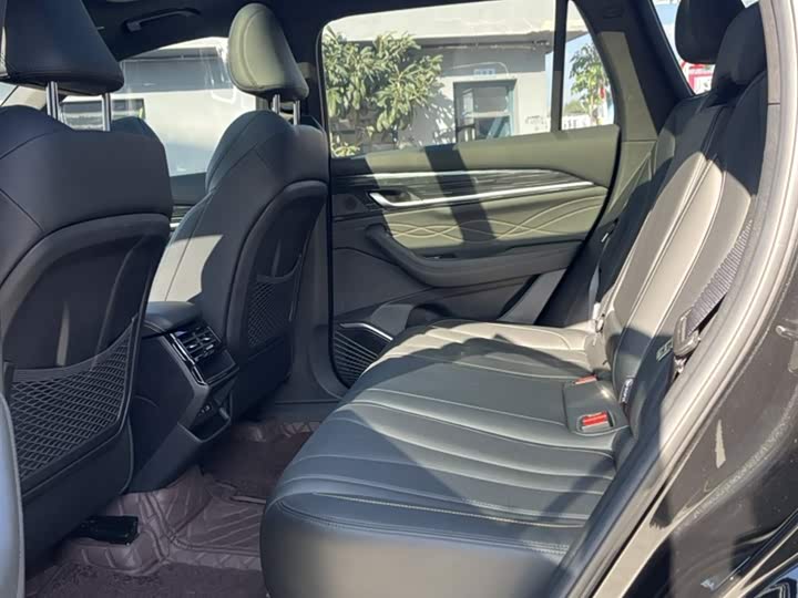 Фото 9 - Geely Monjaro