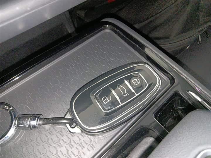 Фото 9 - Hongqi E-QM5