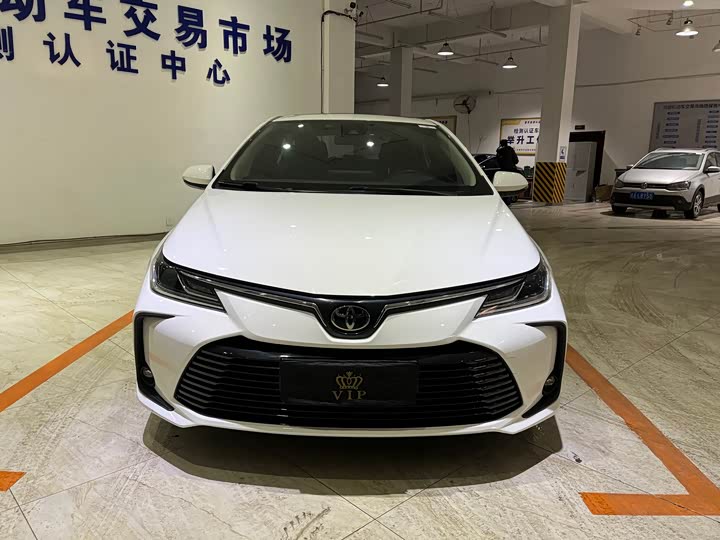 Фото 2 - Toyota Corolla