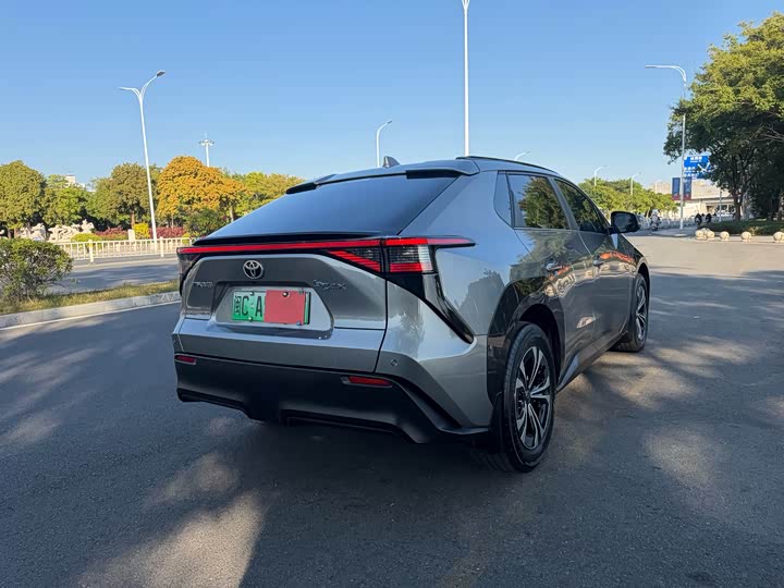 Фото 7 - Toyota bZ4X