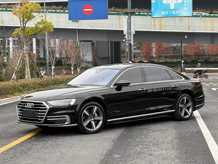 Фото 1 - Audi A8