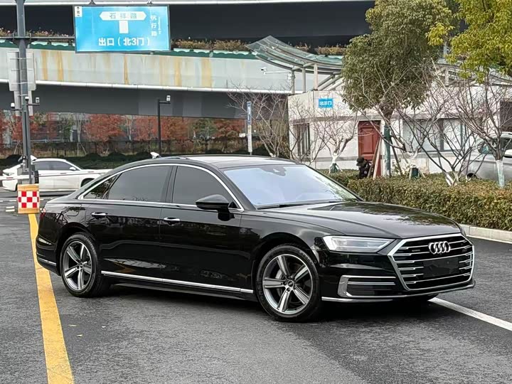 Фото 3 - Audi A8