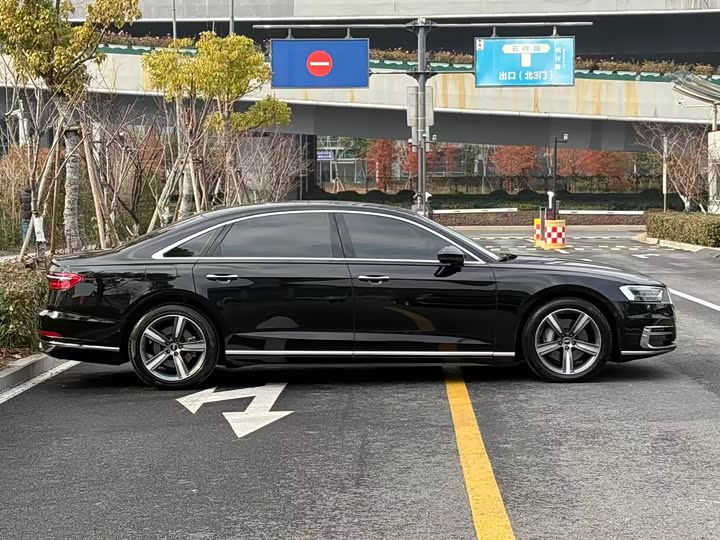 Фото 4 - Audi A8