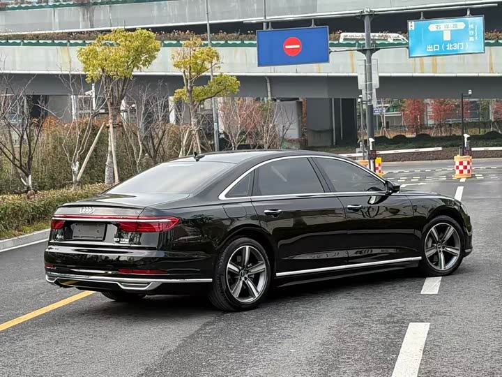 Фото 5 - Audi A8