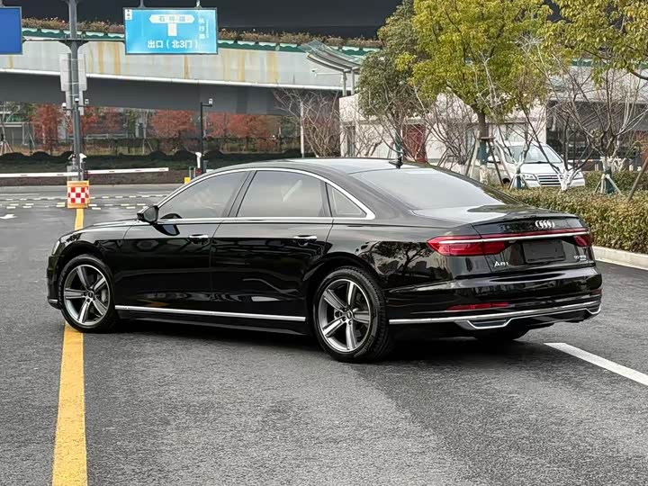Фото 7 - Audi A8