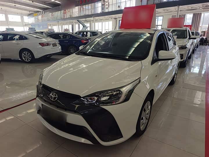Фото 2 - Toyota Yaris L Hatchback