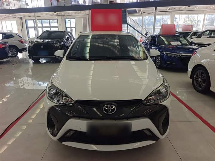 Фото 3 - Toyota Yaris L Hatchback