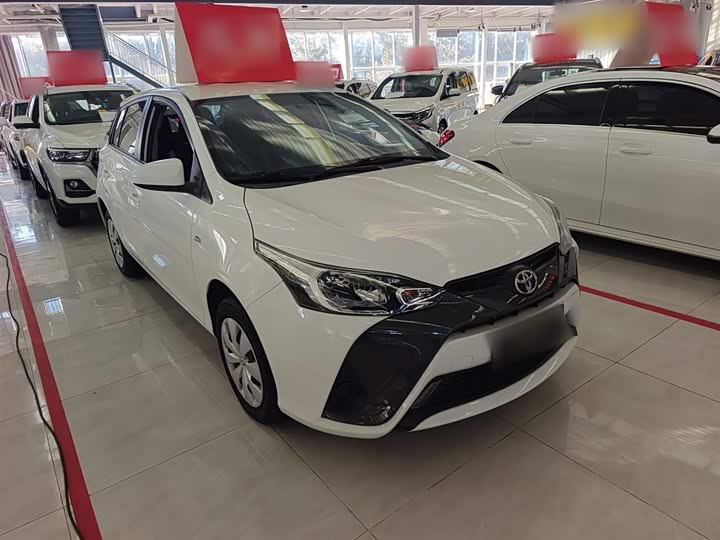 Фото 4 - Toyota Yaris L Hatchback