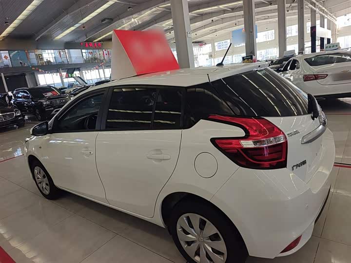 Фото 5 - Toyota Yaris L Hatchback