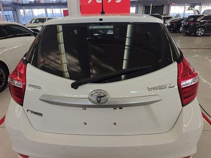 Фото 6 - Toyota Yaris L Hatchback