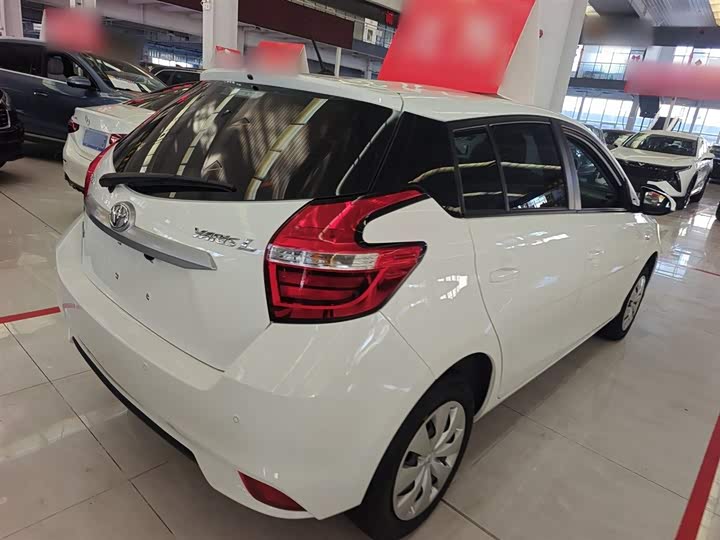 Фото 7 - Toyota Yaris L Hatchback