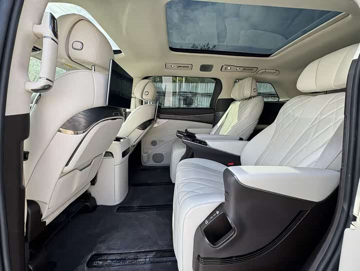 Фото 4 - Denza D9