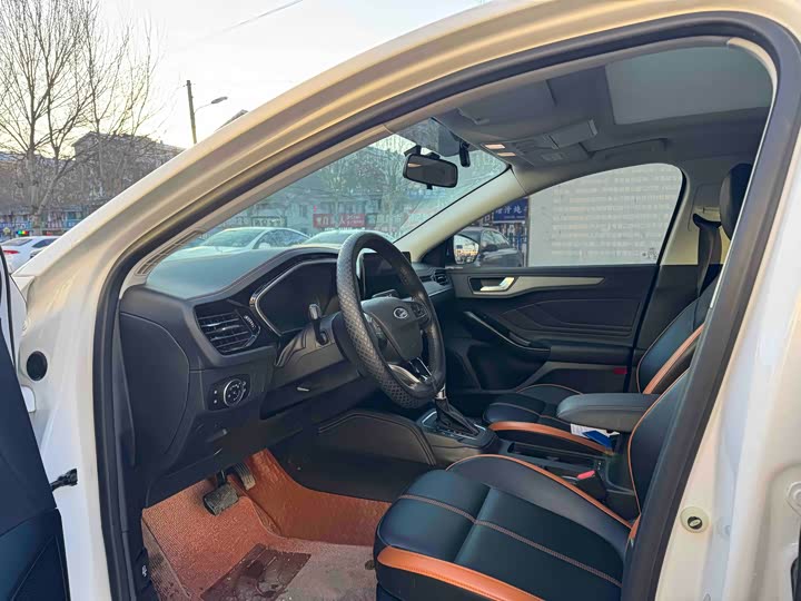 Фото 9 - Ford Focus