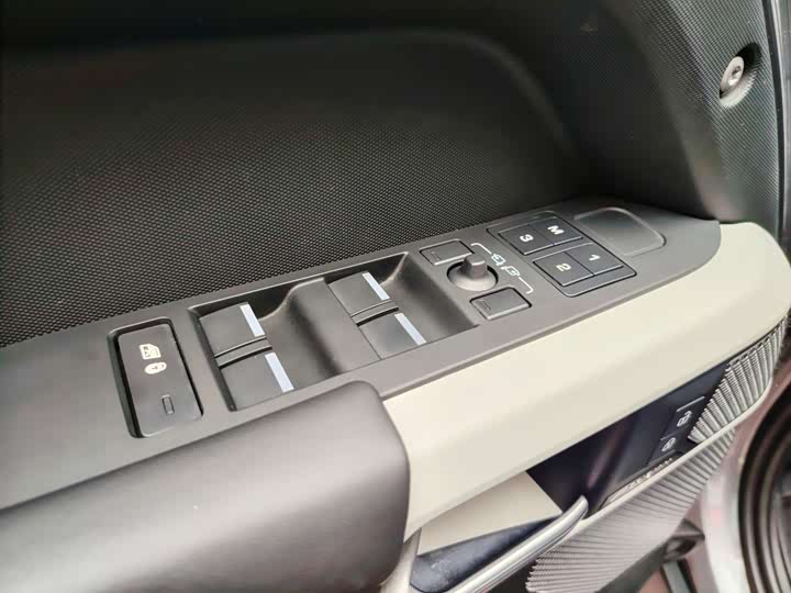 Фото 7 - Land Rover Defender