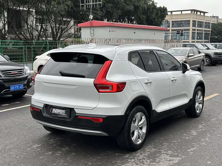 Фото 4 - Volvo XC40