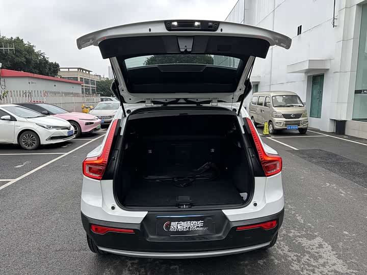 Фото 8 - Volvo XC40