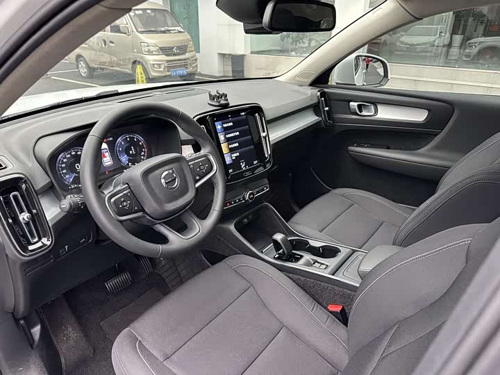 Фото 9 - Volvo XC40