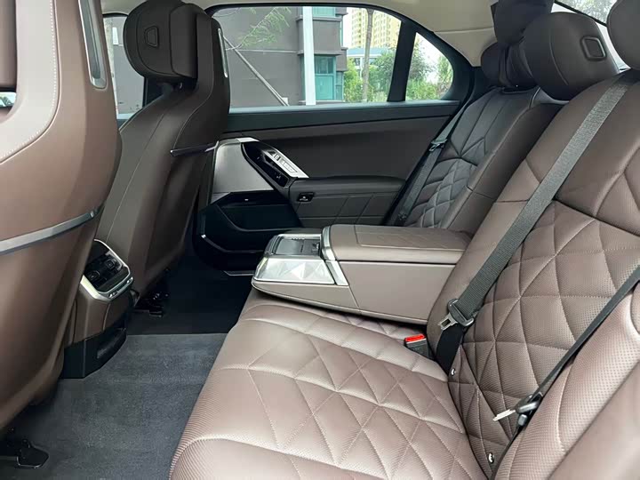 Фото 8 - BMW 7 Series