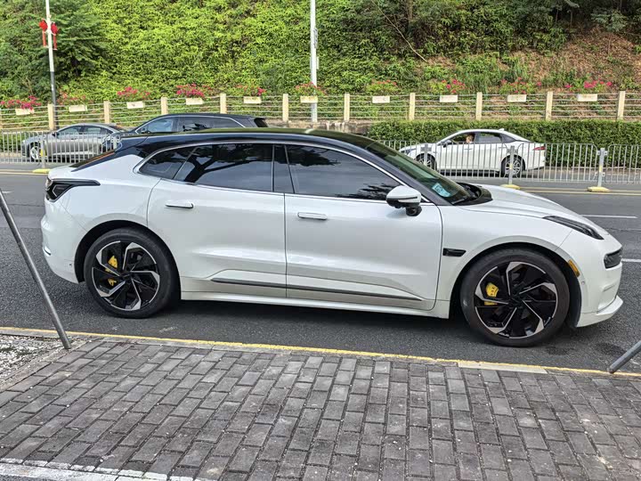 Фото 4 - Zeekr 001