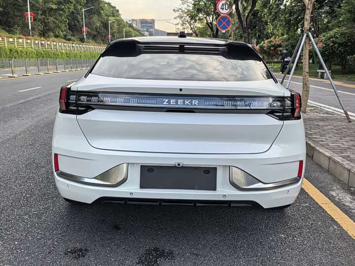 Фото 6 - Zeekr 001
