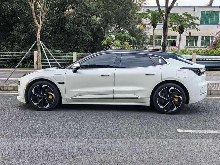 Фото 8 - Zeekr 001