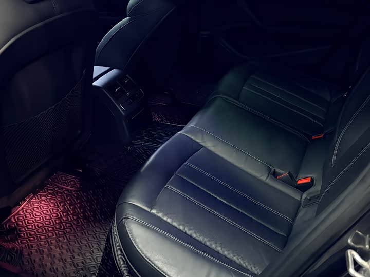 Фото 8 - Audi A4L