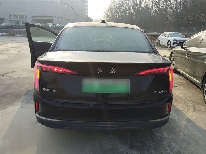 Фото 6 - Hongqi E-QM5