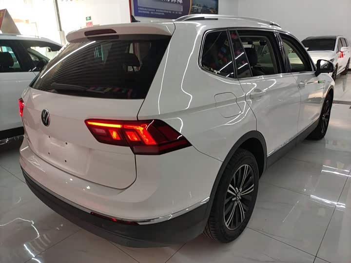 Фото 7 - Volkswagen Tiguan L Pro