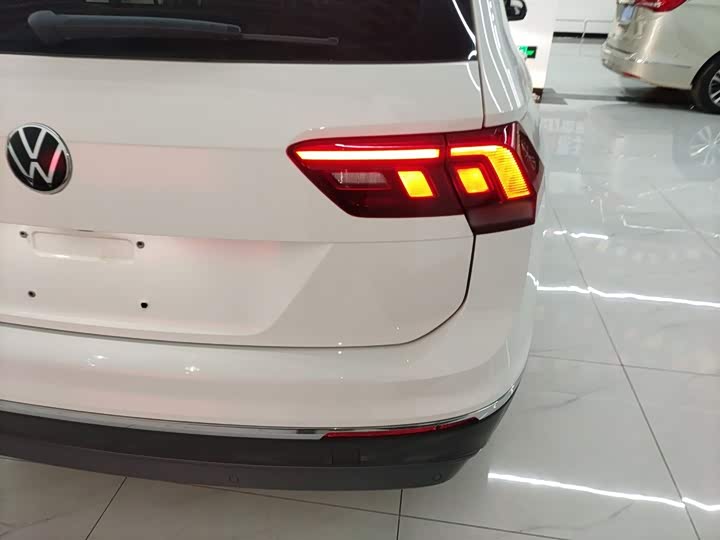 Фото 8 - Volkswagen Tiguan L Pro