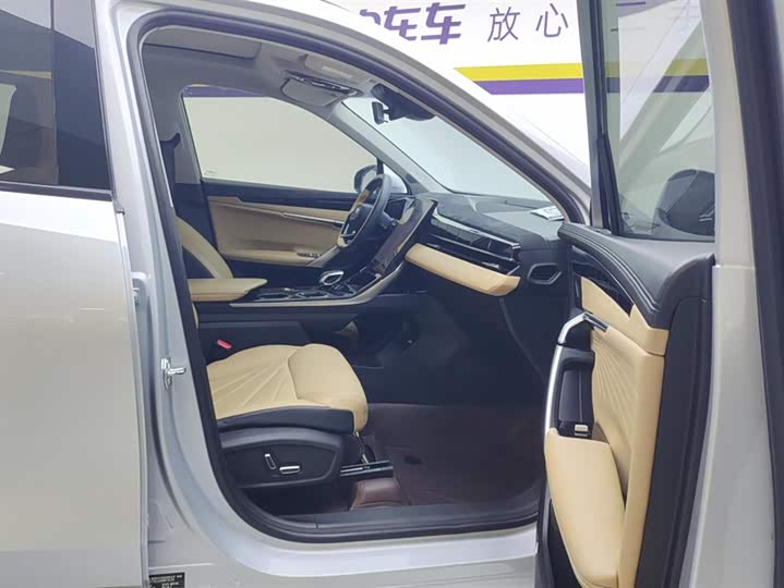 Фото 8 - Geely Atlas L