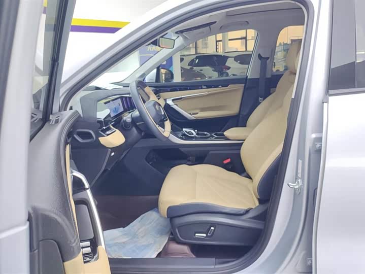 Фото 9 - Geely Atlas L