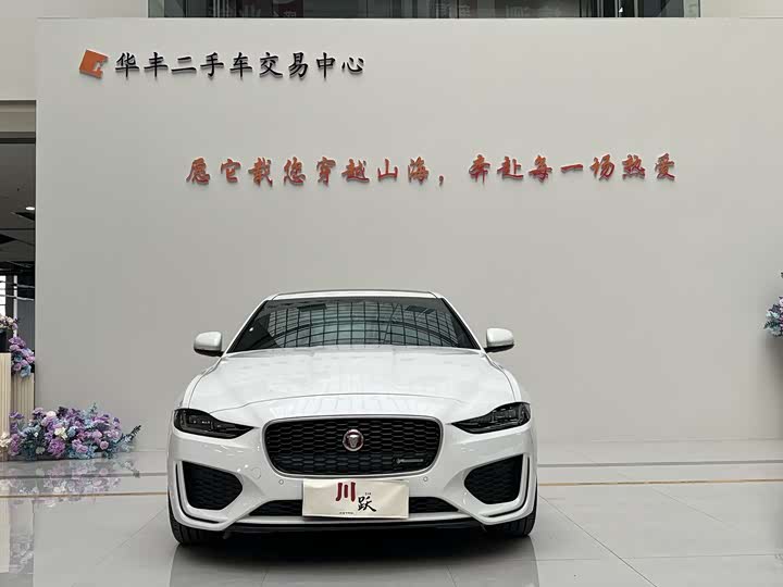 Фото 2 - Jaguar XE L