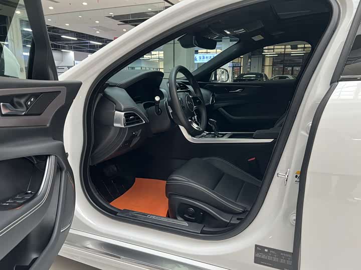 Фото 7 - Jaguar XE L