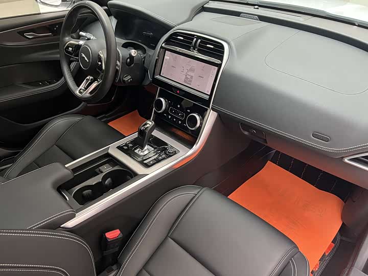 Фото 8 - Jaguar XE L