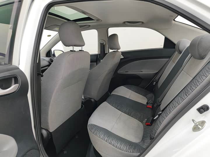 Фото 8 - Kia Pegas