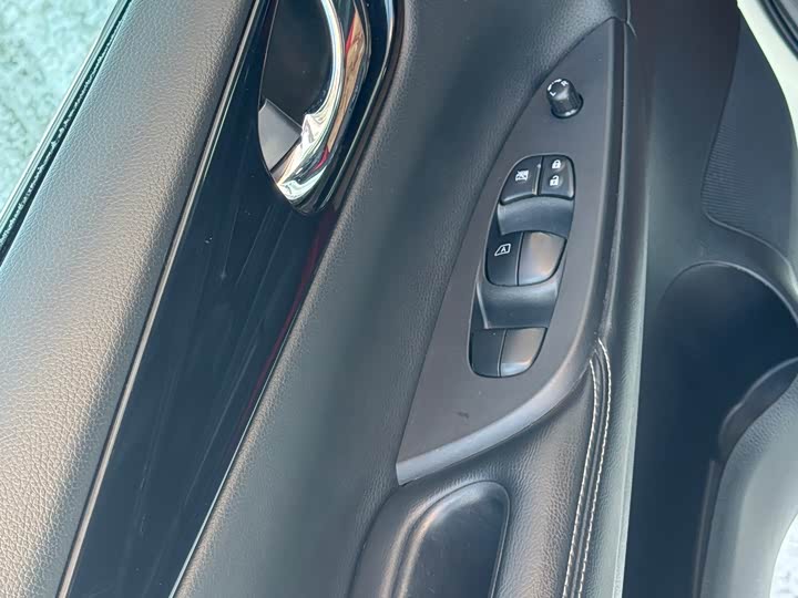 Фото 6 - Nissan Tiida