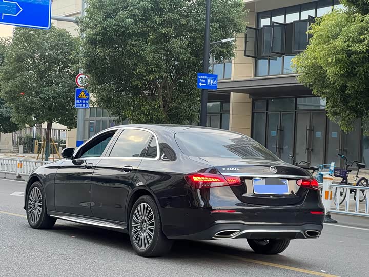 Фото 4 - Mercedes-Benz E-Class