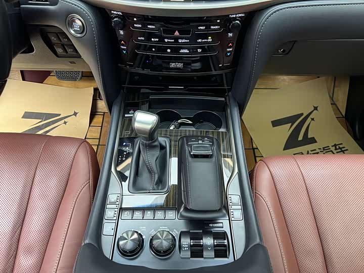 Фото 9 - Lexus LX