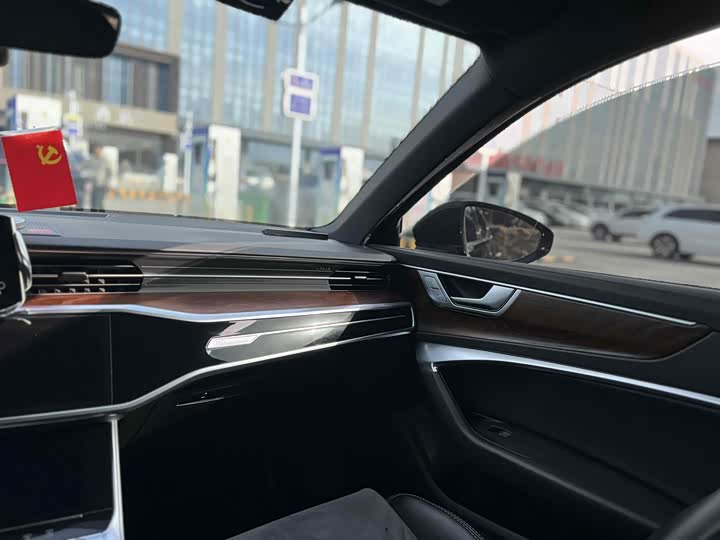 Фото 7 - Audi A6L