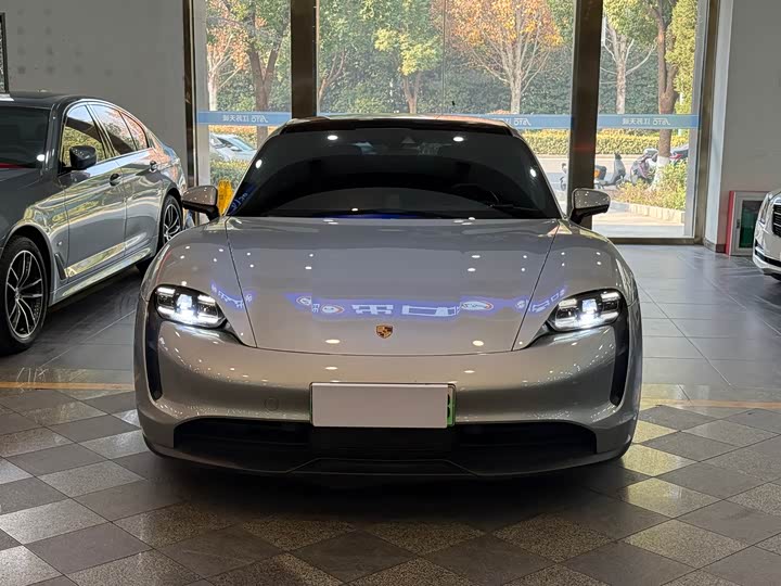 Фото 2 - Porsche Taycan