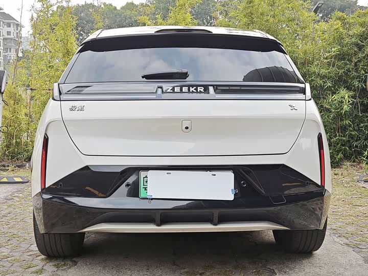 Фото 8 - Zeekr X