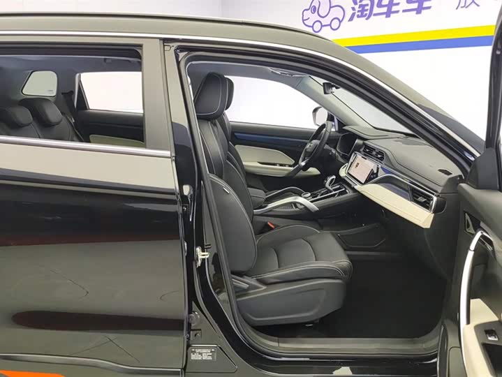 Фото 8 - Geely Atlas