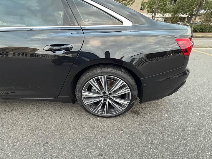 Фото 9 - Audi A6L