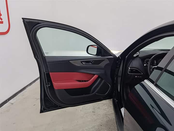 Фото 8 - Jaguar XE L