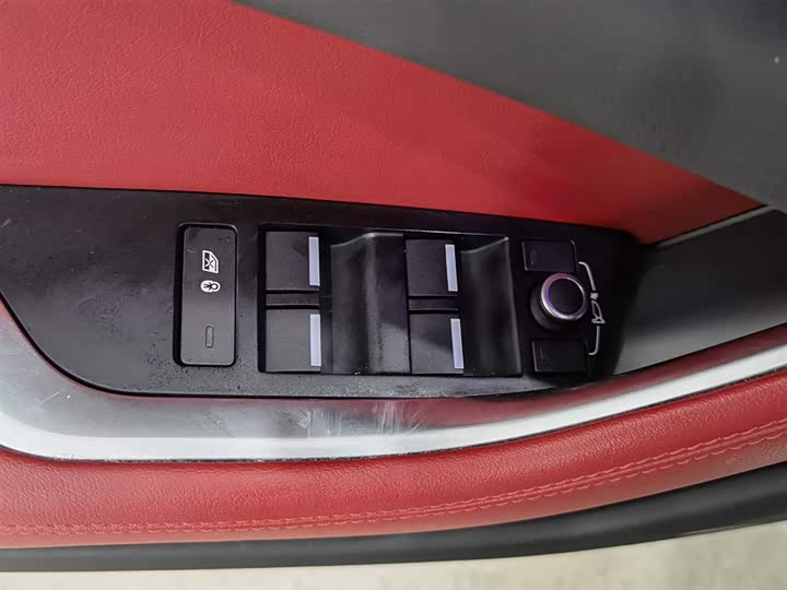 Фото 9 - Jaguar XE L