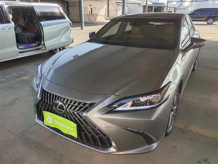 Фото 1 - Lexus ES