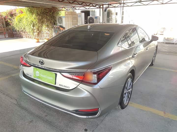 Фото 7 - Lexus ES