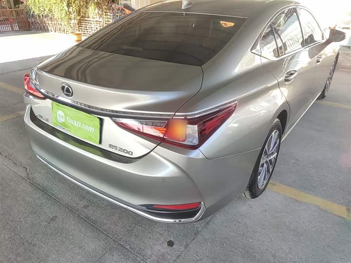 Фото 8 - Lexus ES