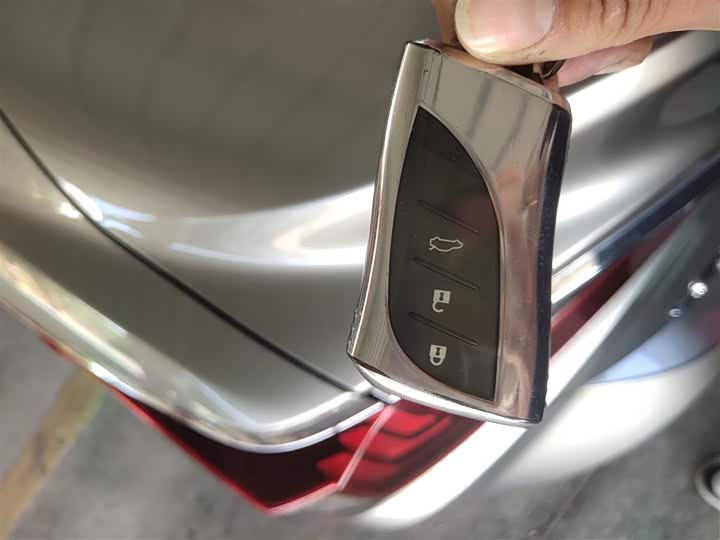 Фото 9 - Lexus ES