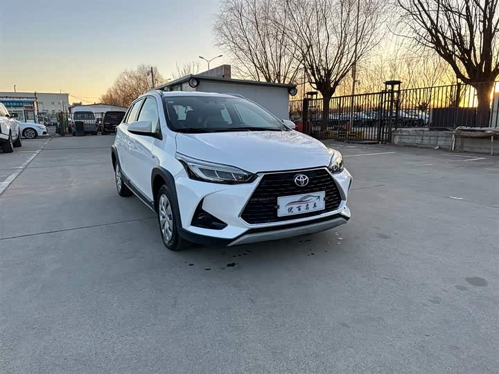 Фото 3 - Toyota Yaris L Hatchback